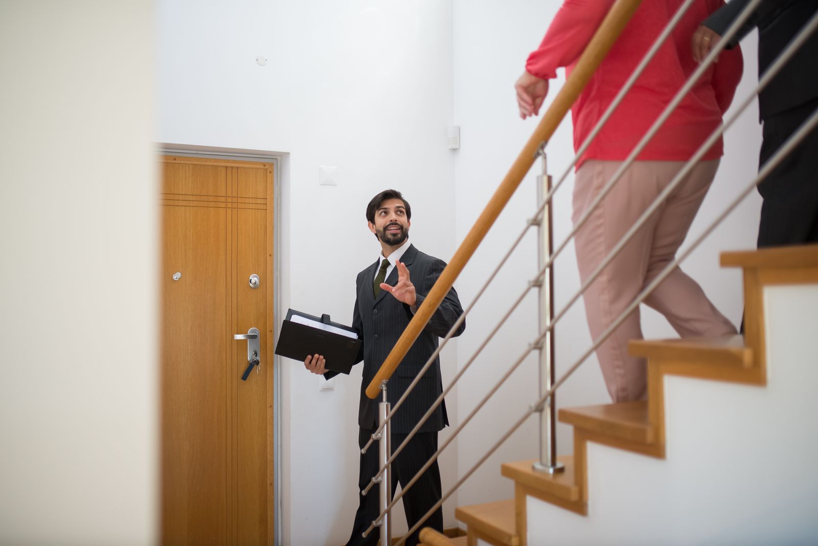 The buyer who messaged at 9pm bought from the agent who replied